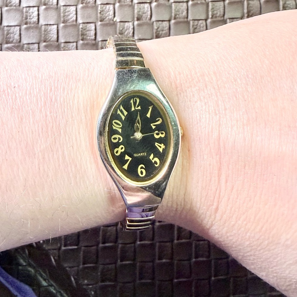 🧚🏻‍♀️ Gold and Black Quartz Watch